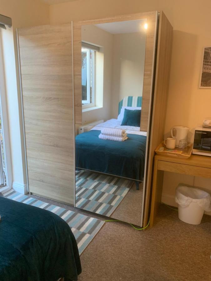 Cosy Room With Private Entrance & Ensuite Reading Buitenkant foto