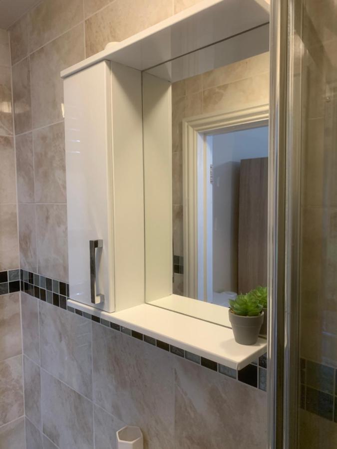 Cosy Room With Private Entrance & Ensuite Reading Buitenkant foto